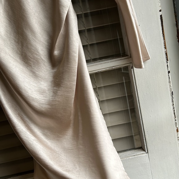 White satin petal and pup dress - Picture 5 of 9